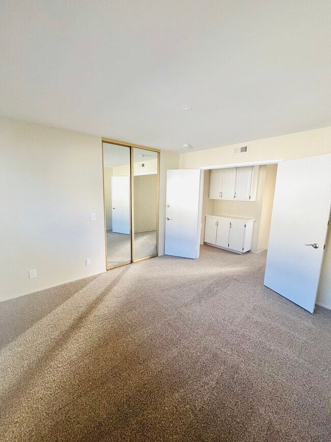 Building Photo - LA JOLLA VILLAGE LIVING! SPACIOUS 3BD/2.5BA TOWNHOME AVAILABLE JUNE for $4,795/mo!