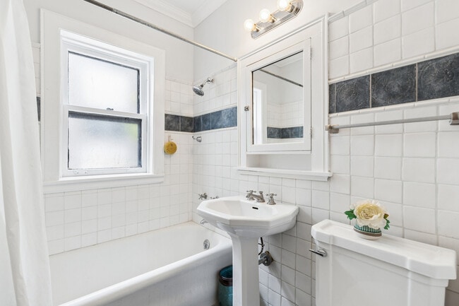 Building Photo - 832 Michigan Ave