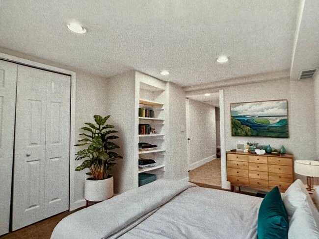 Building Photo - 3 bed 2 bath - Parking!!!  Pets Welcome!!!