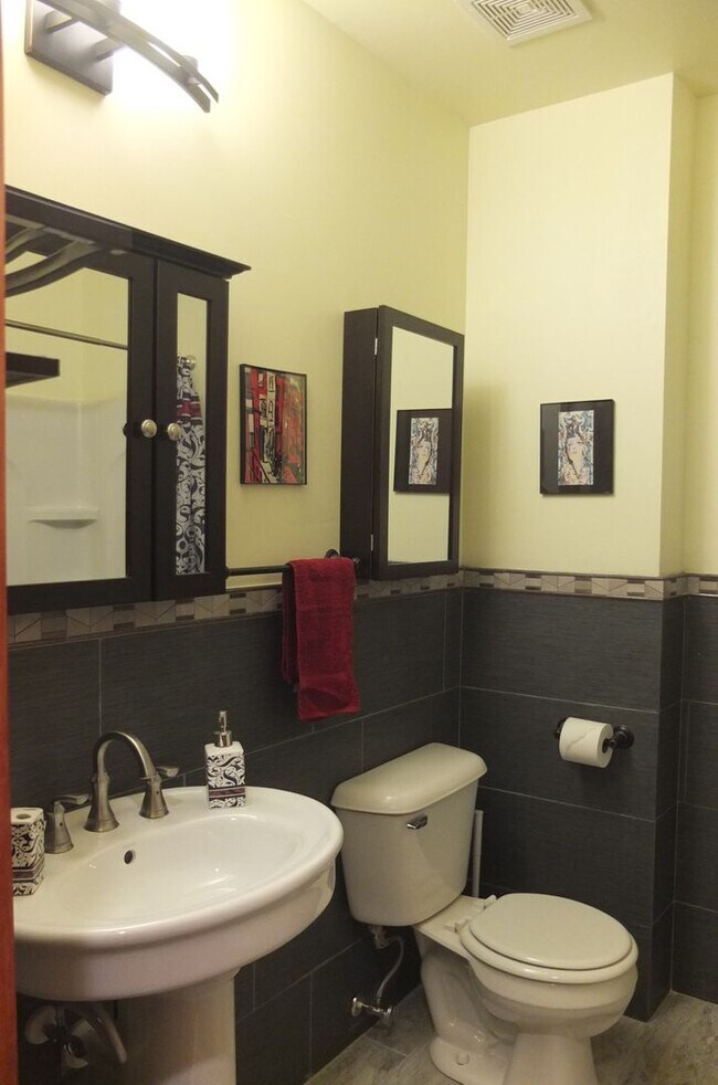 Building Photo - Beautiful Renovated Four bedroom Townhome