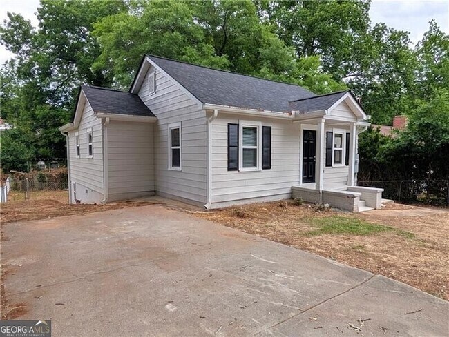 Building Photo - 1377 Pine Ave