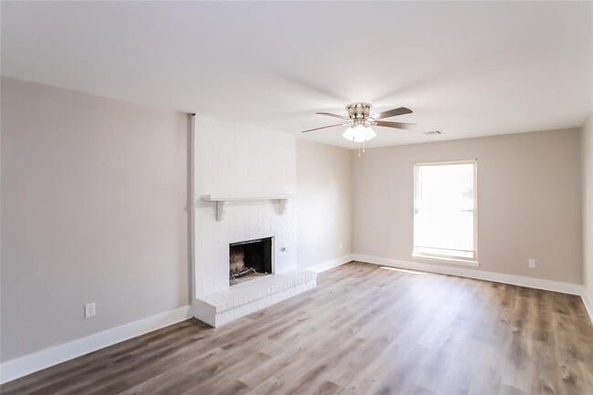 Building Photo - 445 Larkspur Ct