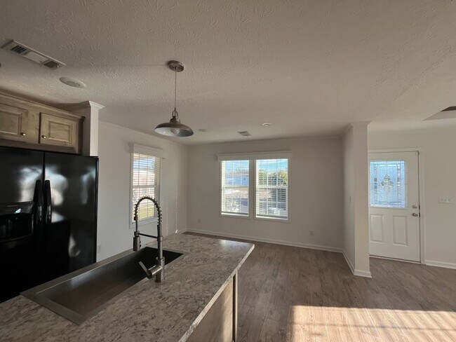 Building Photo - 171 Eland Dr