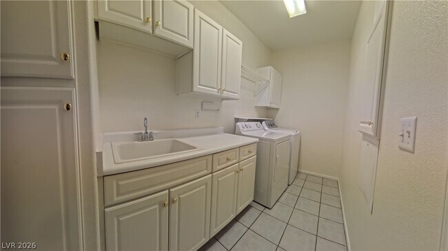 Building Photo - 2050 W Warm Springs Rd