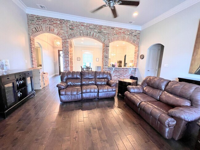 Building Photo - 725 Dumaine Dr