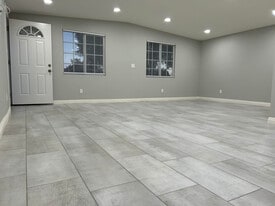 Building Photo - 4221 W Roberts Dr