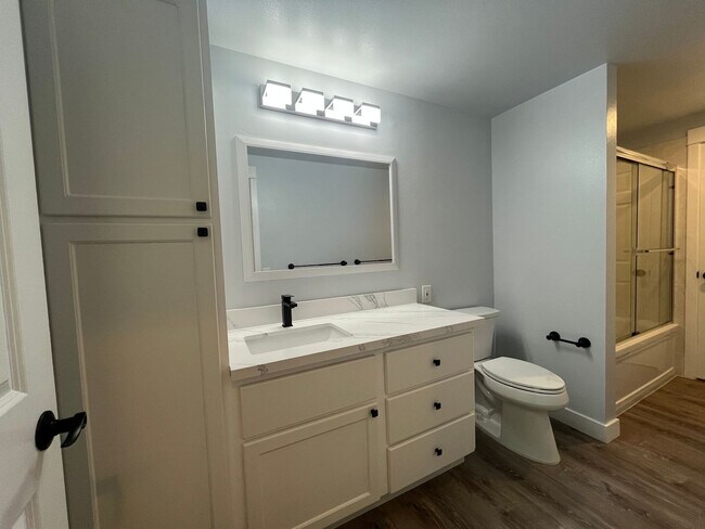 Building Photo - Sunny and Bright 2 Bedroom 1 Bathroom Cond...