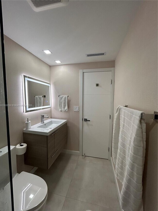 Building Photo - 400 Kings Point Dr