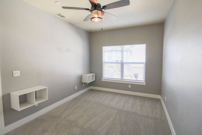 Building Photo - Walnut Grove 3 Bedroom Townhouse