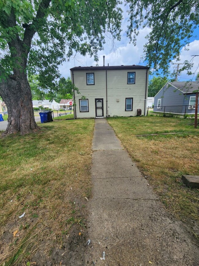 Building Photo - 4 Bedroom Clean House For Rent