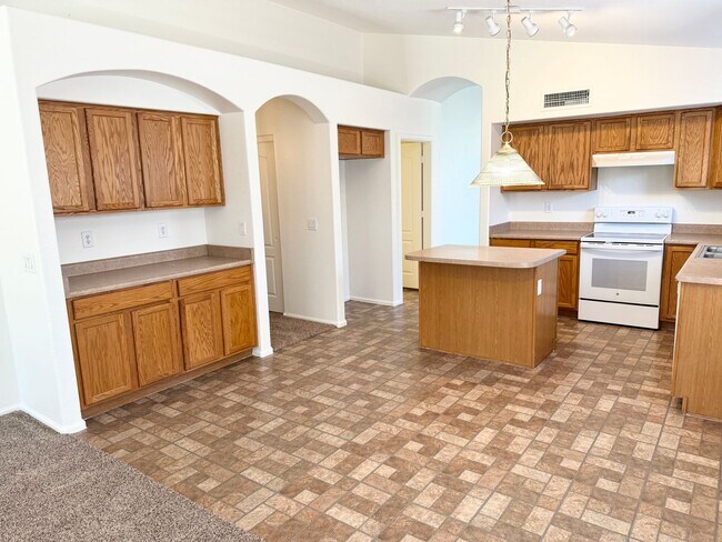 Building Photo - Fantastic 4 Bedroom/2 Bath Single Level Ho...