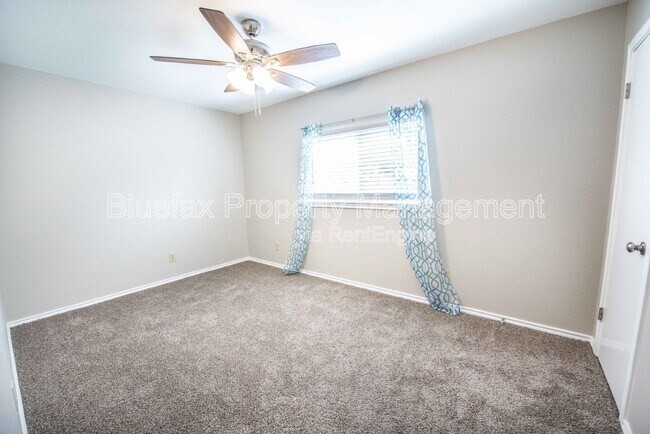 Building Photo - 225 Samantha Dr