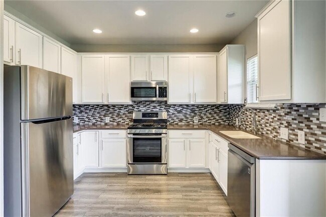 Building Photo - 15113 Fernhill Dr