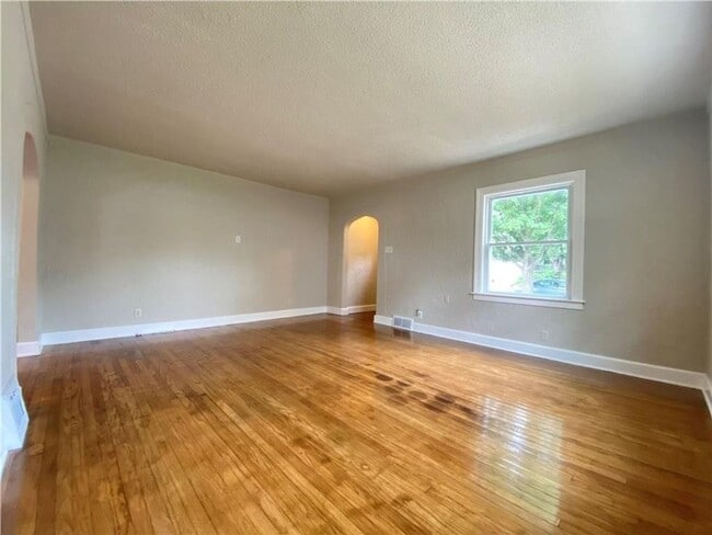 Building Photo - Charming 3 Bedroom 1.5 Bath Home
