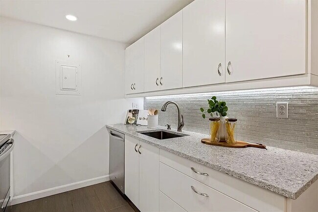 Building Photo - Comfortable and Spacious Rental Opportunity