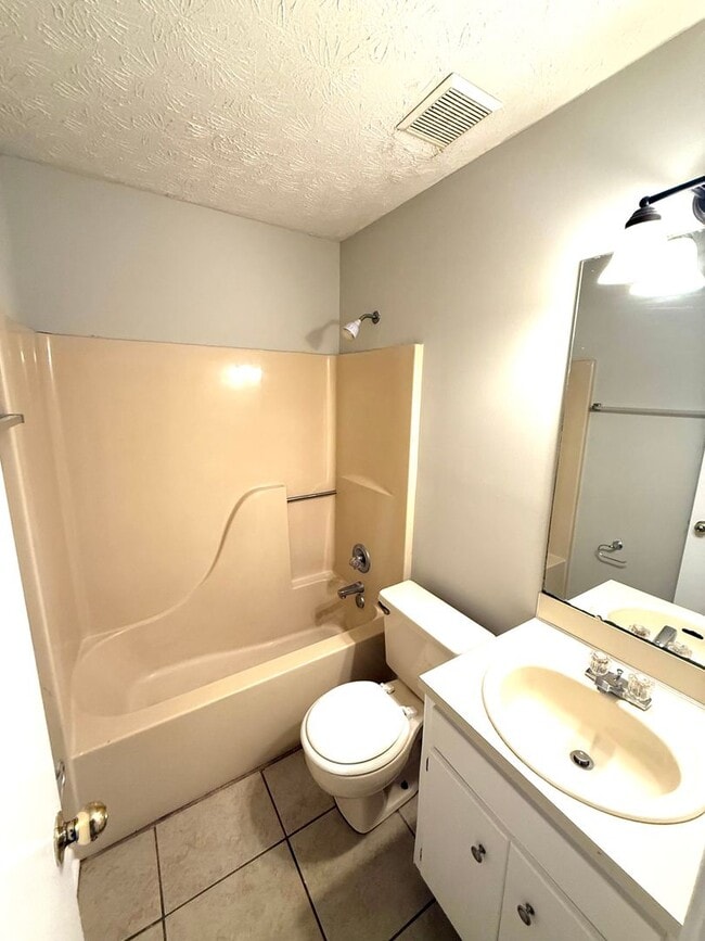 Building Photo - ** Great 3 bed 2 bath ** Perry Hill Road! ...
