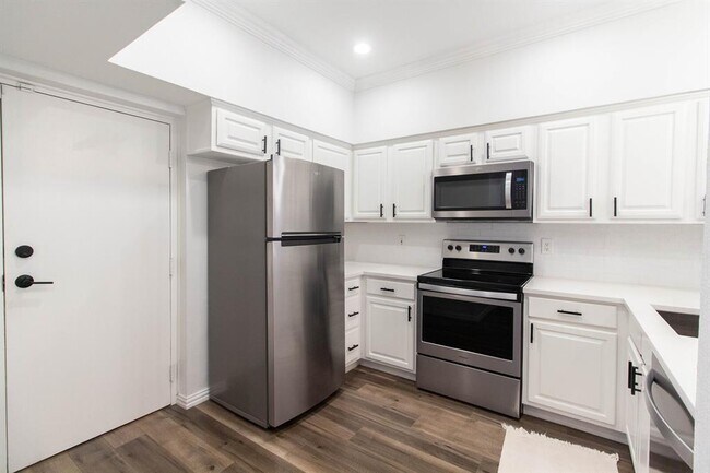 Building Photo - 14400 Montfort Dr