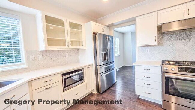 Building Photo - Light and Bright Home in the Desirable Upland View Neighborhood