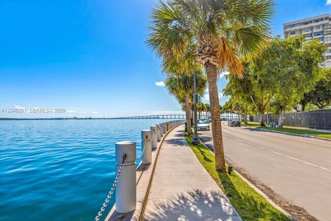 Building Photo - 1300 Brickell Bay Dr