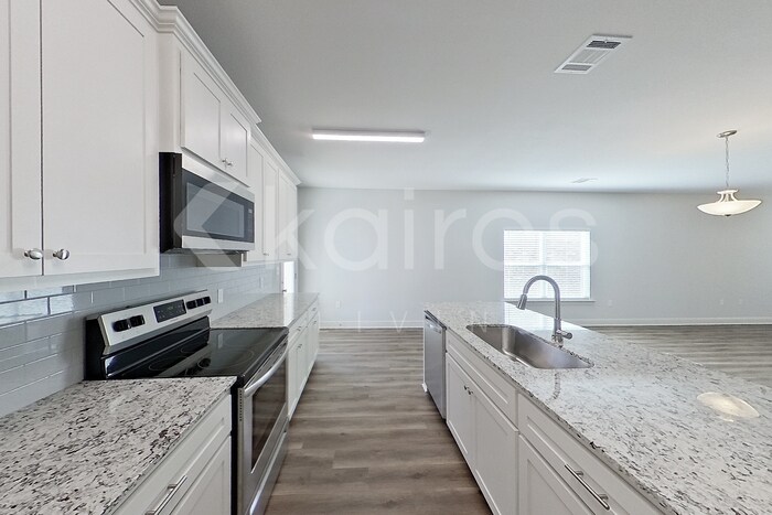 Building Photo - 8025 Hendrick Dr