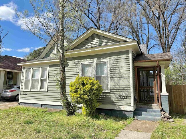 Building Photo - 2030 Young Ave