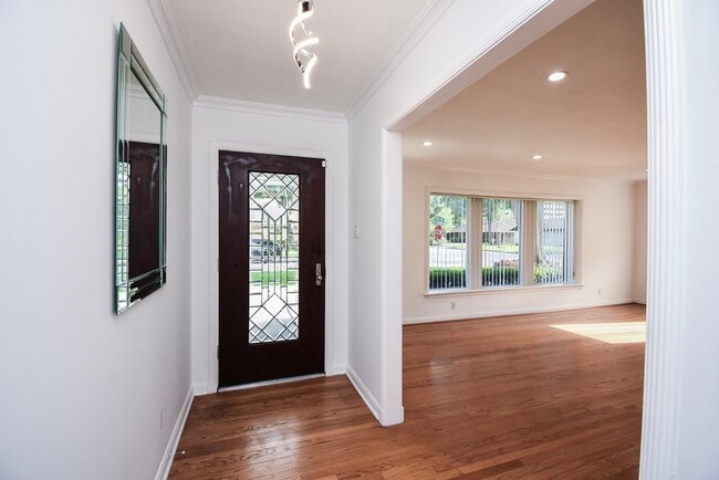 Building Photo - 5666 Overbrook Ln