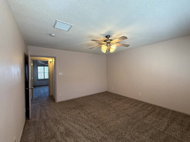 Building Photo - 317 Zenith Dr