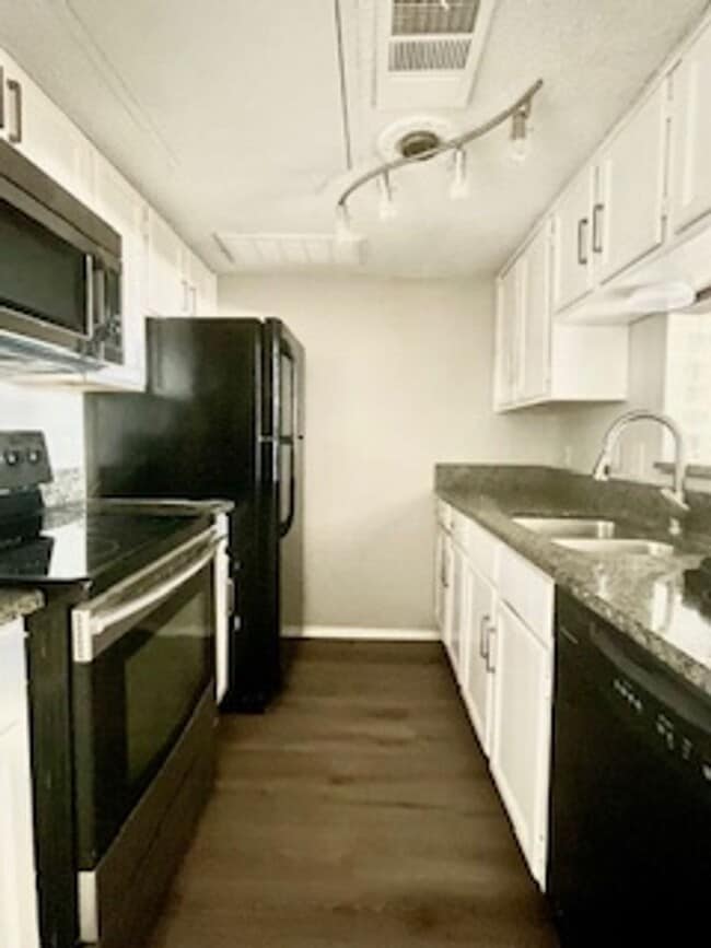 Building Photo - Updated 2 Bed, 3 Bath Condo in Prime North...