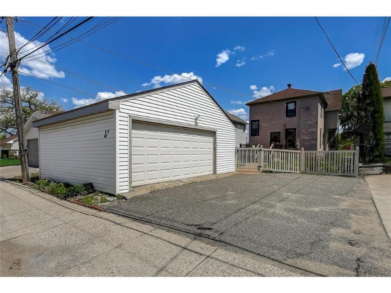 Building Photo - 4220 33rd Ave S