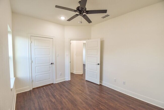 Building Photo - Tour Today! Stunning 4 Bedroom 2 Bath in W...