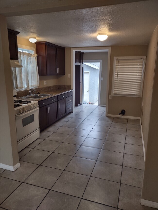 Building Photo - 2925 Wall Ave