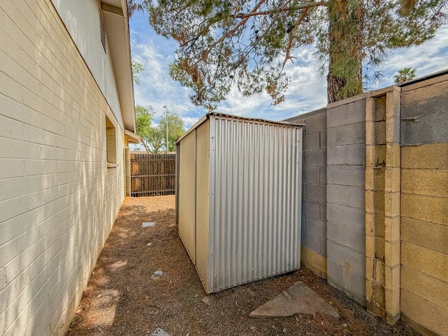 Building Photo - 2812 S Cottonwood Dr