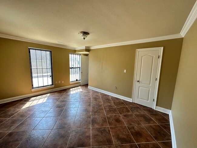 Building Photo - Lovely 4 Bedroom Home