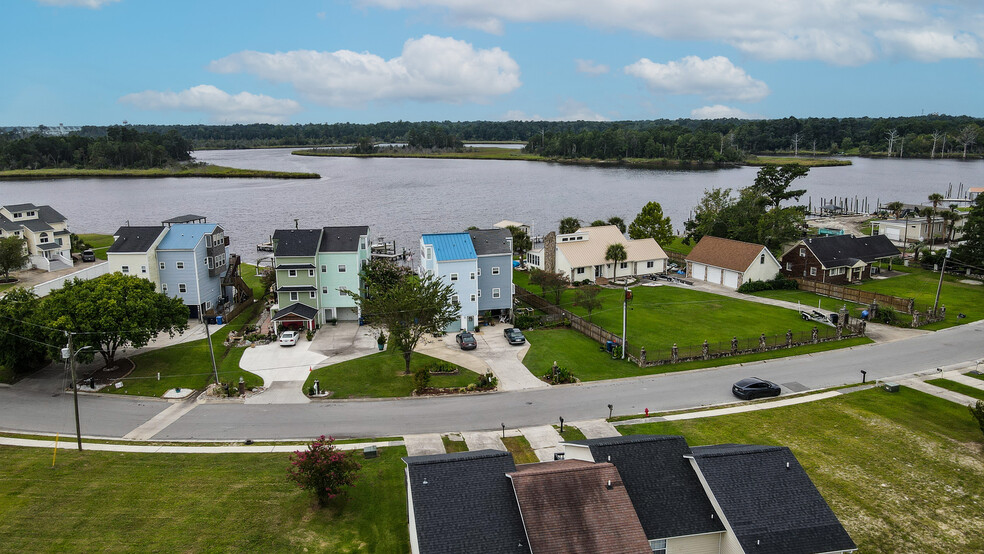 Building Photo - 88 Shoreline Dr