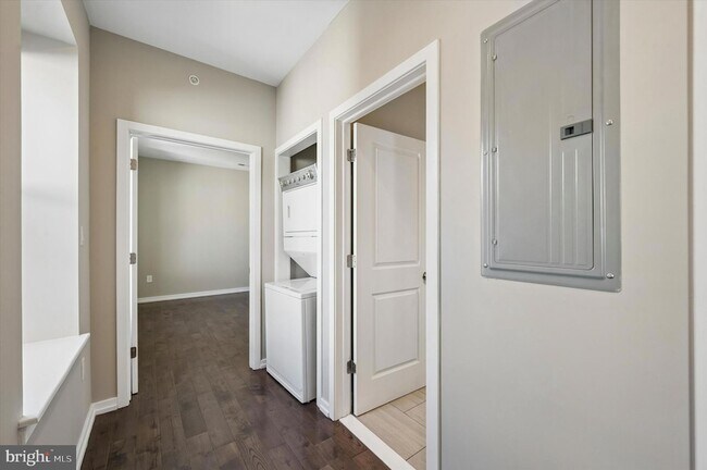 Building Photo - 617 S 2nd St