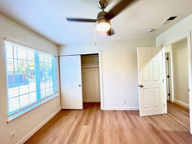 Building Photo - Updated and Move-In Ready 3BD/2BA, Single-...