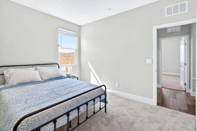 Building Photo - 1024 Saker Falcon Dr