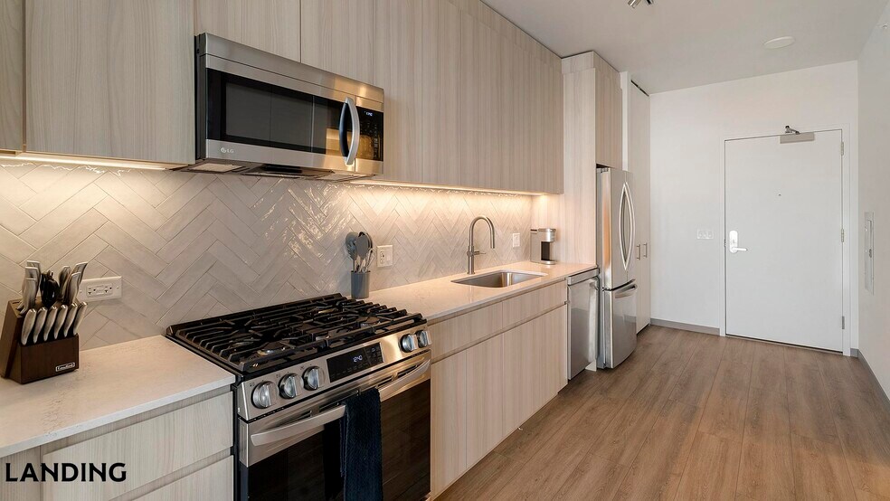 Building Photo - 513 S Damen Ave