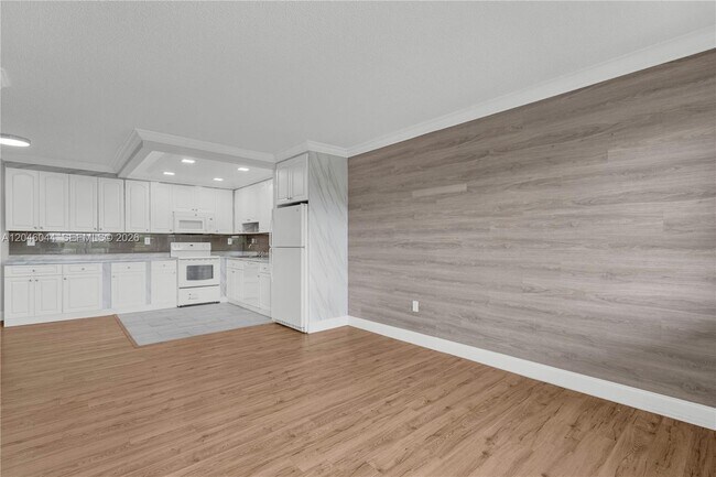 Building Photo - 1121 SW 122nd Ave