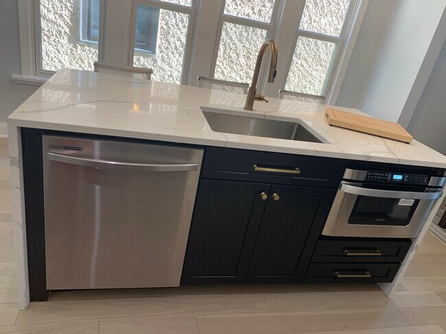 Building Photo - 605 N Humphrey Ave