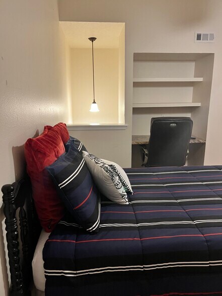 Building Photo - 819 Red Bird Ln