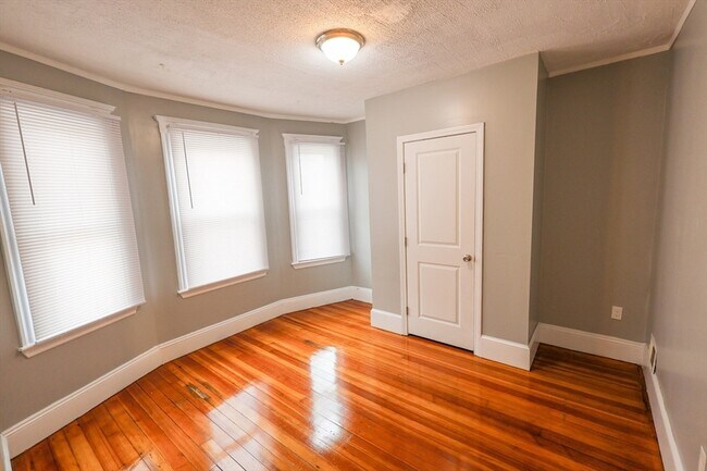 Building Photo - 4 Standard St