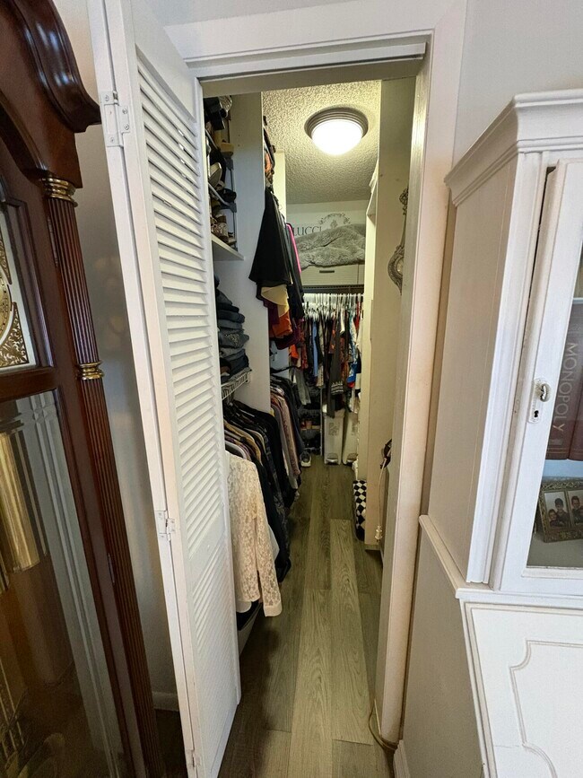 Building Photo - 609 NE 13th Ave