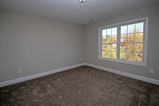 Building Photo - 2060 Willow Hill Dr