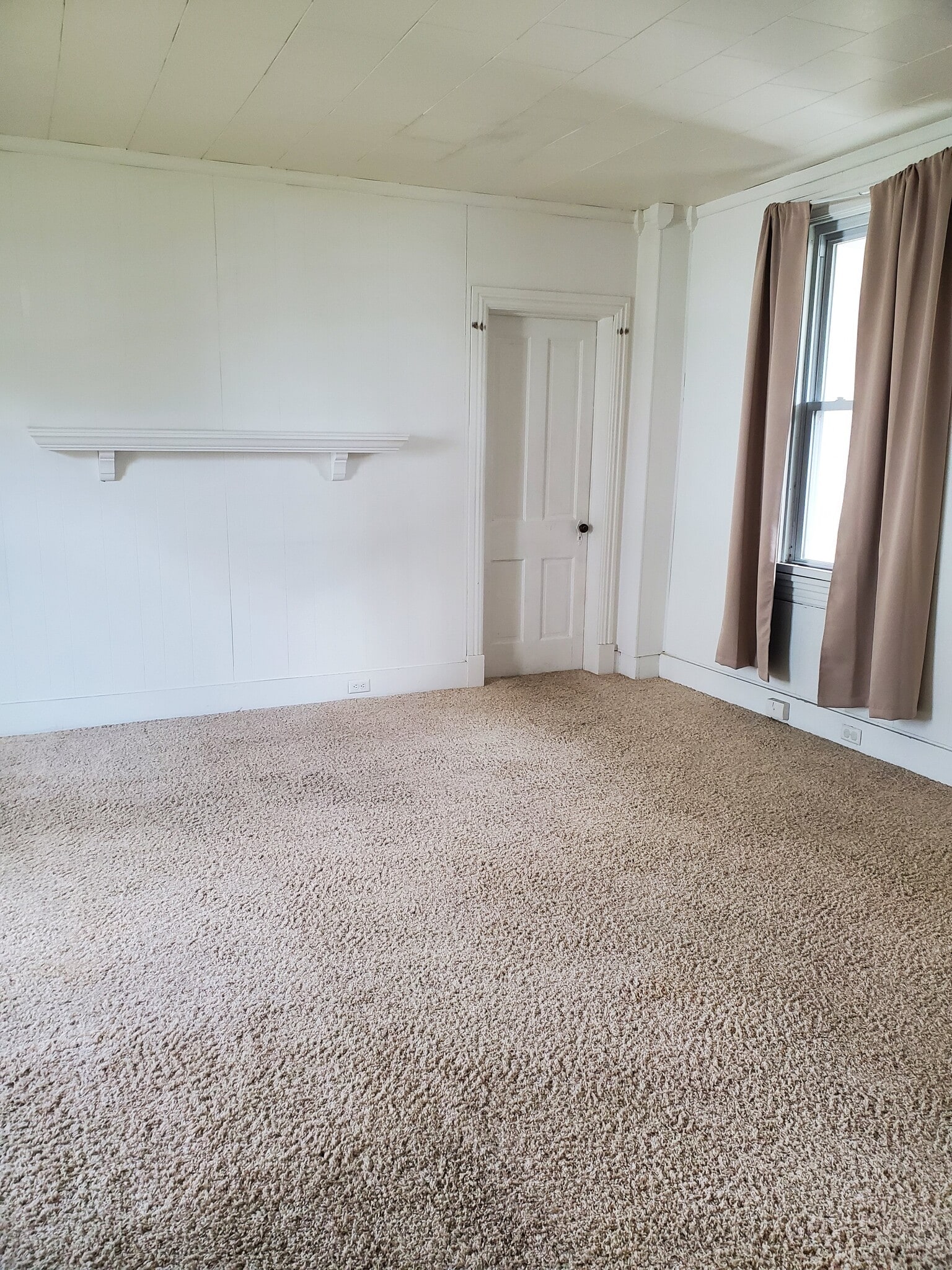 Living or familyroom - 507 W Mahoning St