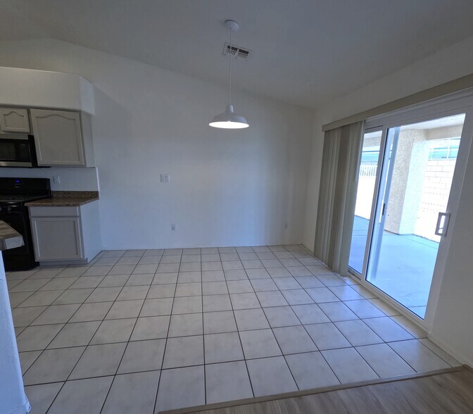 Building Photo - 2112 E Desert Lakes Dr