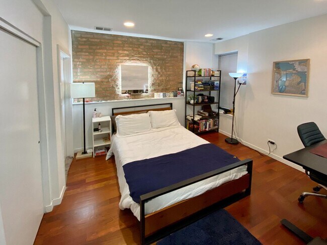 Building Photo - Wicker Park Amazing 2 Bedroom. Brazilian Cherry Floors. Central Heat/AC. Laundry. Free Fast Inter...