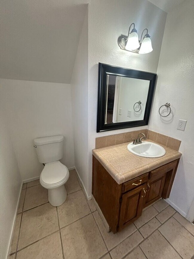 Building Photo - 2 Bedroom 1.5 Bathroom Condo In SE Visalia!!
