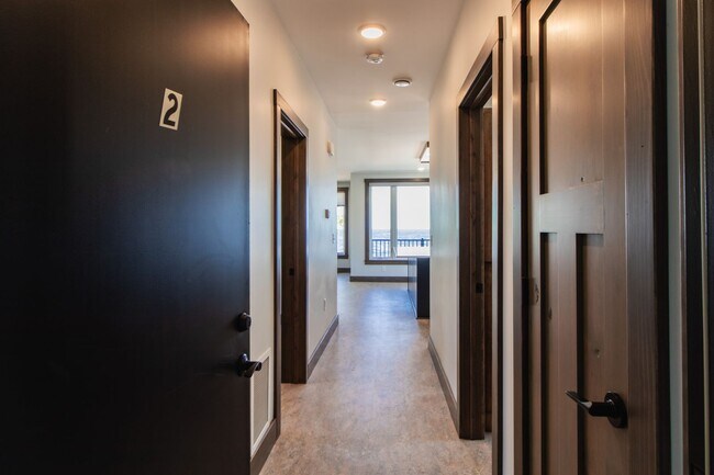 Building Photo - AVAILABLE AUGUST - Beautifully Renovated 2 bed/1bath Home on PARK POINT