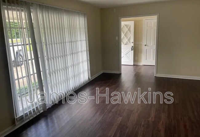 Building Photo - 2124 Greenview Dr